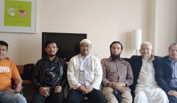 musyawarah dengan dewan syuro
