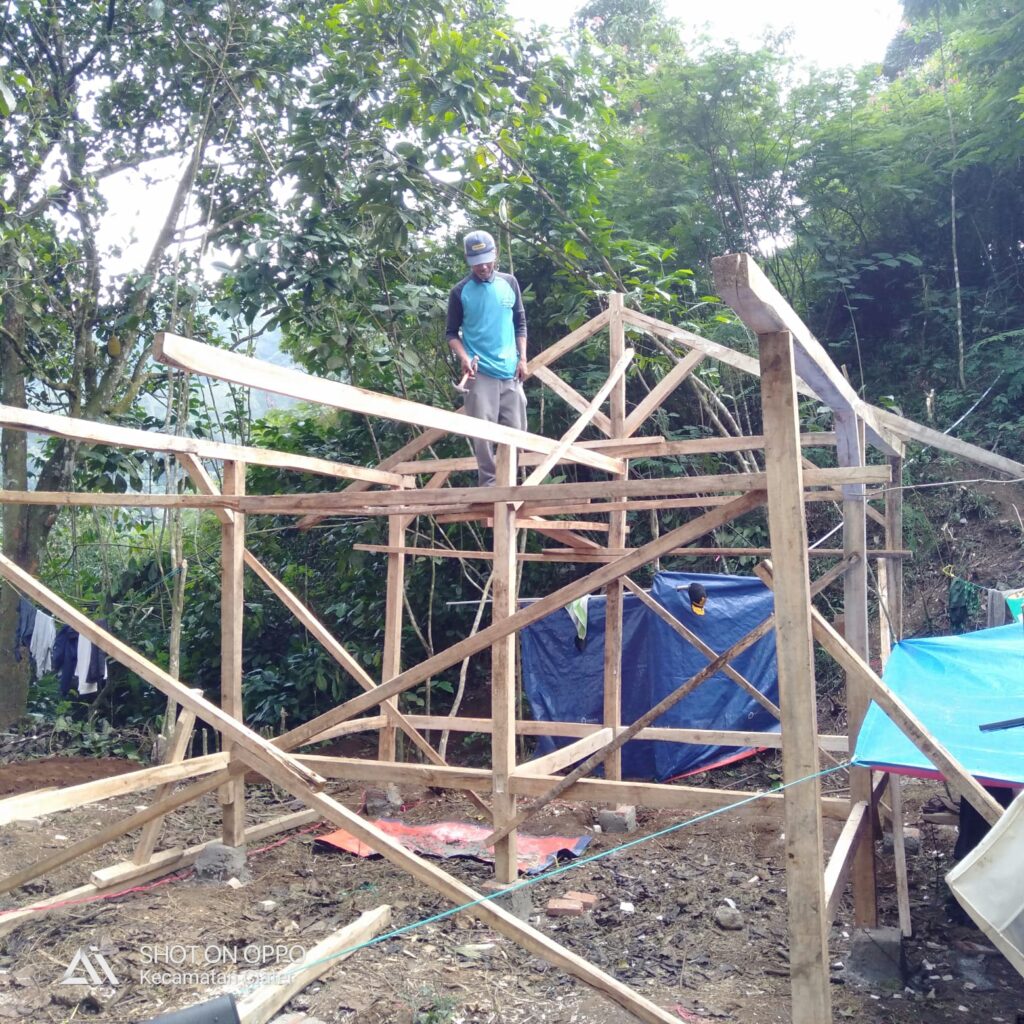 Membangun Saung Pertama