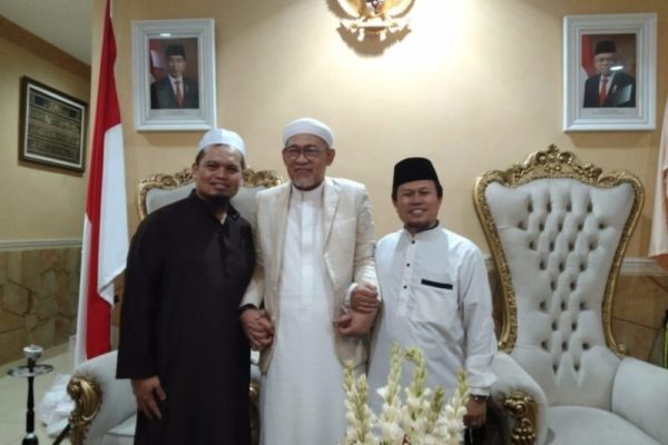 Maulana Abbas Al Hadid, KH. Abah Roudh Bahar dan KH. Nawawi silaturahmi membahas penyebaran mimpi Sayyid Muhammad Qasim