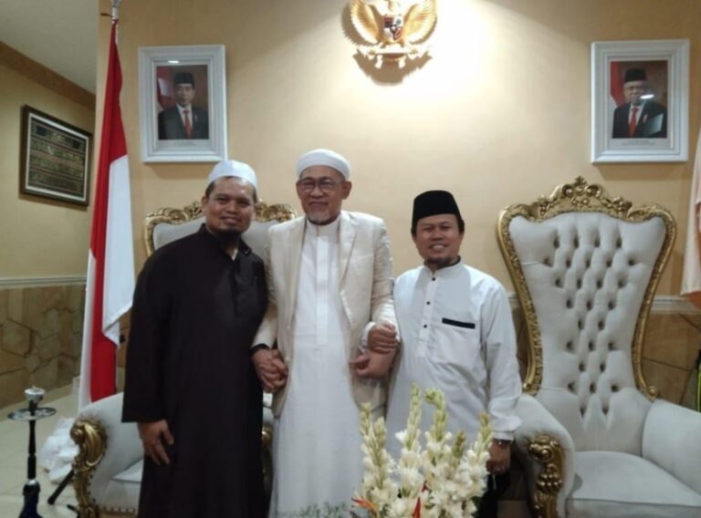 Maulana Abbas Al Hadid, KH. Abah Roudh Bahar dan KH. Nawawi silaturahmi membahas penyebaran mimpi Sayyid Muhammad Qasim