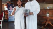 Ustadz Chairullah bersama Syekh Muhammad Jaber dan buku Mimpi Muhammad Qasim