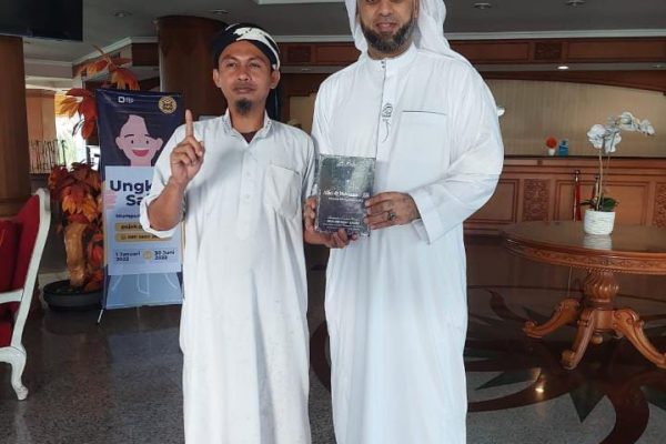 Ustadz Chairullah bersama Syekh Muhammad Jaber dan buku Mimpi Muhammad Qasim