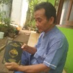 Kyai Abdul Karim saat menerima buku Mimpi Muhammad Qasim