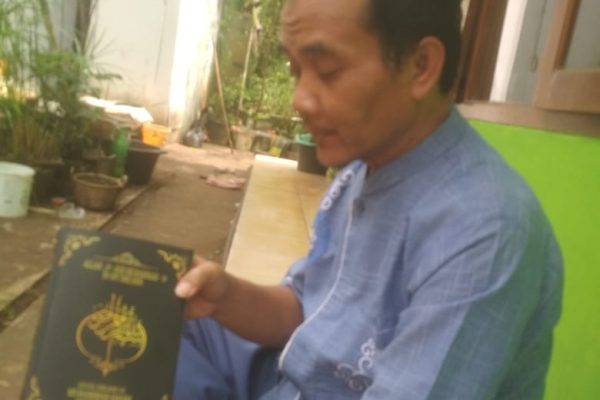Kyai Abdul Karim saat menerima buku Mimpi Muhammad Qasim